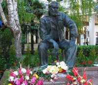 На набережной в Ялте открыли памятник Юлиану Семенову