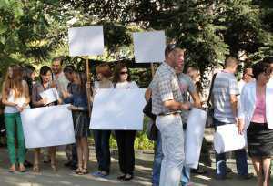 Крымские журналисты пришли к представителю Януковича с белыми плакатами