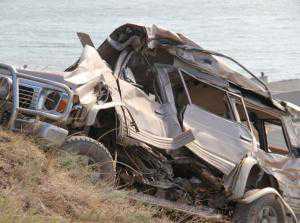 В Керчи Nissan с пьяным за рулем упал с обрыва: погибшего доставали спасатели