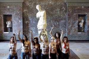 Активистки FEMEN разделись в Лувре возле статуи Венеры Милосской