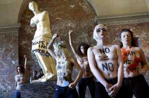 Активистки FEMEN разделись в Лувре возле статуи Венеры Милосской