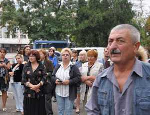 Работники Керченского судоремонтного завода требовали свою зарплату на митинге под зданием родного предприятия