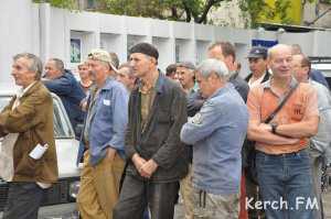 Работники Керченского судоремонтного завода требовали свою зарплату на митинге под зданием родного предприятия