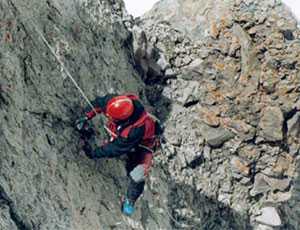 Севастопольские спасатели сняли со скал двух альпинистов из Литвы