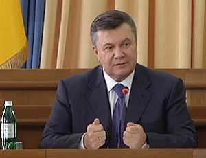 Виктор Янукович в Луганске видел руками и трогал глазами