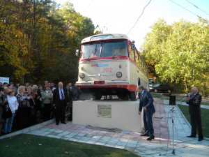 В Крыму открыли памятник троллейбусу