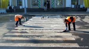 В Донецкой области к приезду Колесникова тряпками вымыли асфальт