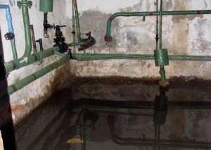 В Севастополе из-за слива канализации в подвал жители дома остались без света