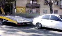 «Царь приехал». В Симферополе на пути следования Януковича эвакуатор оттягивал машины тросами