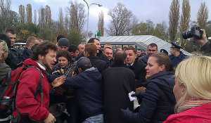 В Киеве охрана Азарова разогнала жителей, жалующихся на отключения тепла и воды