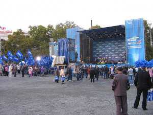 День рождения Партии регионов в Севастополе отметили традиционной дракой за зонты