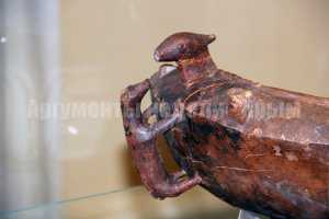 В Керченском музее представили уникальную вазу и пудреницы древних модниц