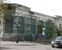 Фасады здания военного госпиталя в Симферополе начали ремонтировать