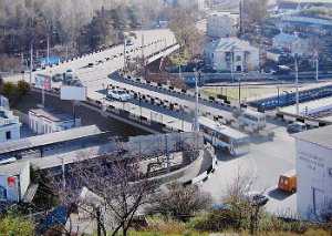 На железнодорожном вокзале Севастополя начали монтировать мост