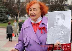 В Столице Крыма коммунисты митинговали под лозунгом с ошибкой и фото Сталина