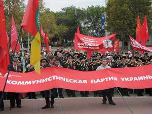 Пожилые коммунисты пришли на митинг в Севастополе с российской символикой