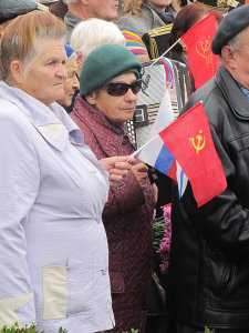 Пожилые коммунисты пришли на митинг в Севастополе с российской символикой