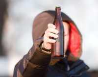 На западе Крыма поселкового бармена наказали за продажу алкоголя несовершеннолетнему