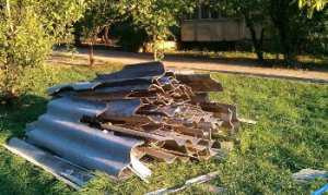 В одном из севастопольских дворов уже полтора месяца не могут убрать строительный мусор