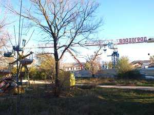 «Владоград» начал возведение очередного монструозного «украшения города» Симферополя в парке Шевченко