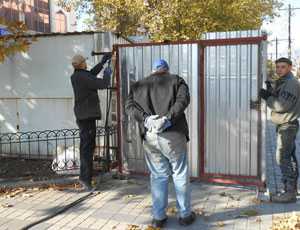 В центре Симферополя демонтировали скандальный забор