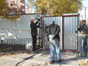 В центре Симферополя демонтировали скандальный забор