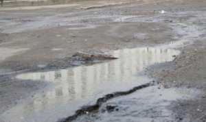 Сотрудники «Севгорводоканала» уже второй месяц не могут устранить утечку воды