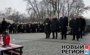 Работников бюджетных учреждений Киева согнали к Януковичу и мемориалу жертвам «голодомора»