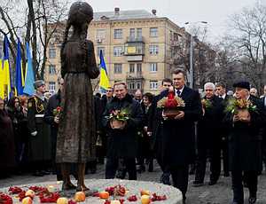 Работников бюджетных учреждений Киева согнали к Януковичу и мемориалу жертвам «голодомора»