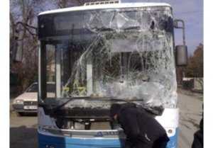 «Севэлектротранс» в панике — подростки бьют окна троллейбусов