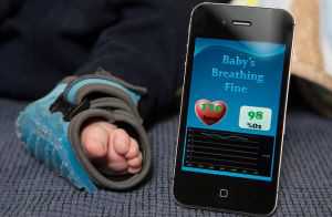 В США придумали носок, который следит за дыханием младенца