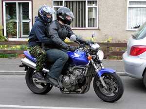 Колумбийским мотоциклистам запретили возить мужчин
