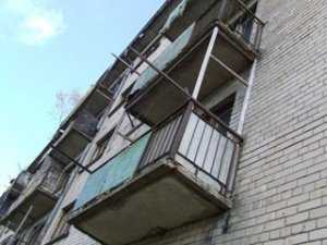 В Севстополе восьмилетняя девочка чуть не упала с балкона третьего этажа