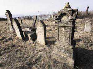Симферопольского подростка ограбили на старом кладбище