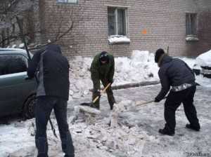 В Минске электриков, сантехников и бомжей привлекают к уборке снега
