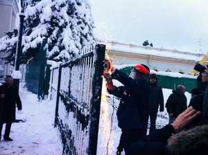 «Свобода» спилила забор у Верховной Рады, установленный после штурма афганцев