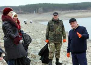 Могилёв в модных туфлях убрал мусор у водохранилища Симферополя