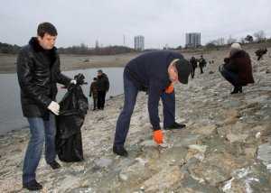 Могилёв в модных туфлях убрал мусор у водохранилища Симферополя