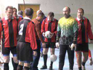 В Керчи ветераны спорта сразились в мини-футбол, победили портовики