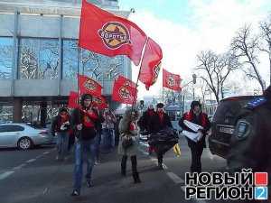 Милиция не дала левакам сжечь чучело Тягнибока под Верховной Радой