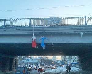 В Киеве националисты повесили чучела Деда Мороза и его “сожительницы” Снегурочки