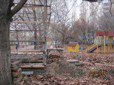 В Симферополе застраивают детскую площадку