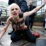 Активистки FEMEN потребовали изгнать из Брюсселя «карлика» Путина