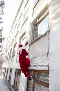 Экзотический утренник: к симферопольским воспитанникам интерната Дед Мороз и Снегурочка пришли через окно