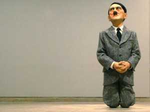 Статуя “молящегося” Гитлера вызвала скандал в Польше
