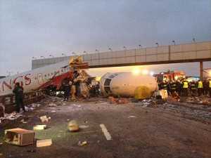 Из разломанного самолета Ту — 204 достали два тела в форме пилотов, ещё одна пострадавшая умерла в больнице
