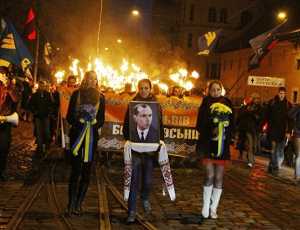 Львов отметил день рождения Бандеры народным вече и массовым факельным шествием