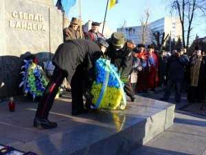Львов отметил день рождения Бандеры народным вече и массовым факельным шествием