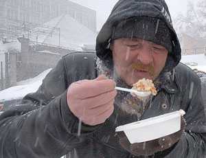 Бездомным Симферополя в морозы предлагают полный пансион