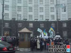 В Киеве у здания правительства Украины прошла акция протеста железнодорожников